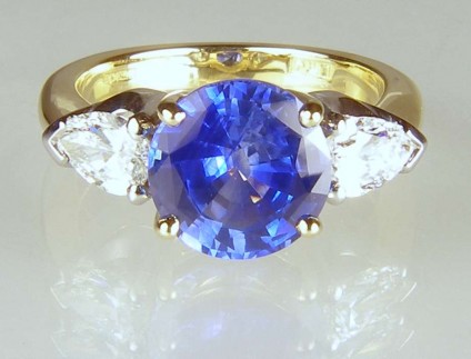 Sapphire & diamond ring - 3.29ct round cut fine blue sapphire from Sri Lanka set with a 0.81ct matched pair of G colour/VS clarity pear cut diamonds mounted in platinum & 18ct yellow gold
