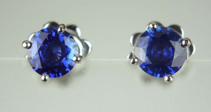 Blue Sapphire Earstuds - 1.07ct pair of round brilliant cut blue sapphires in 18ct white gold 4 claw stud earrings