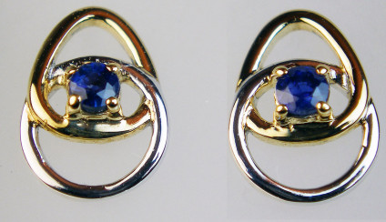 Sapphire earstuds in 9ct white & yellow gold - Delicate sapphire earstuds in white and yellow 9ct gold 