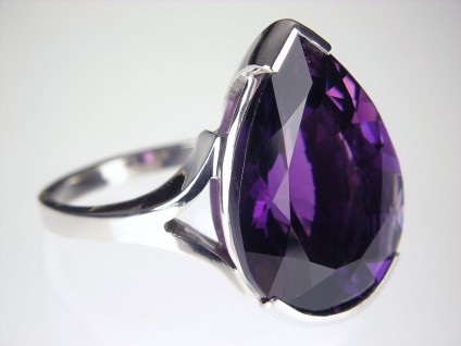 Amethyst ring in gold - Pear cut amethyst ring in 9ct white gold.