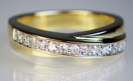 Diamond ring in 9ct yellow gold - 50pt of round brilliant cut diamonds set in 9ct yellow gold